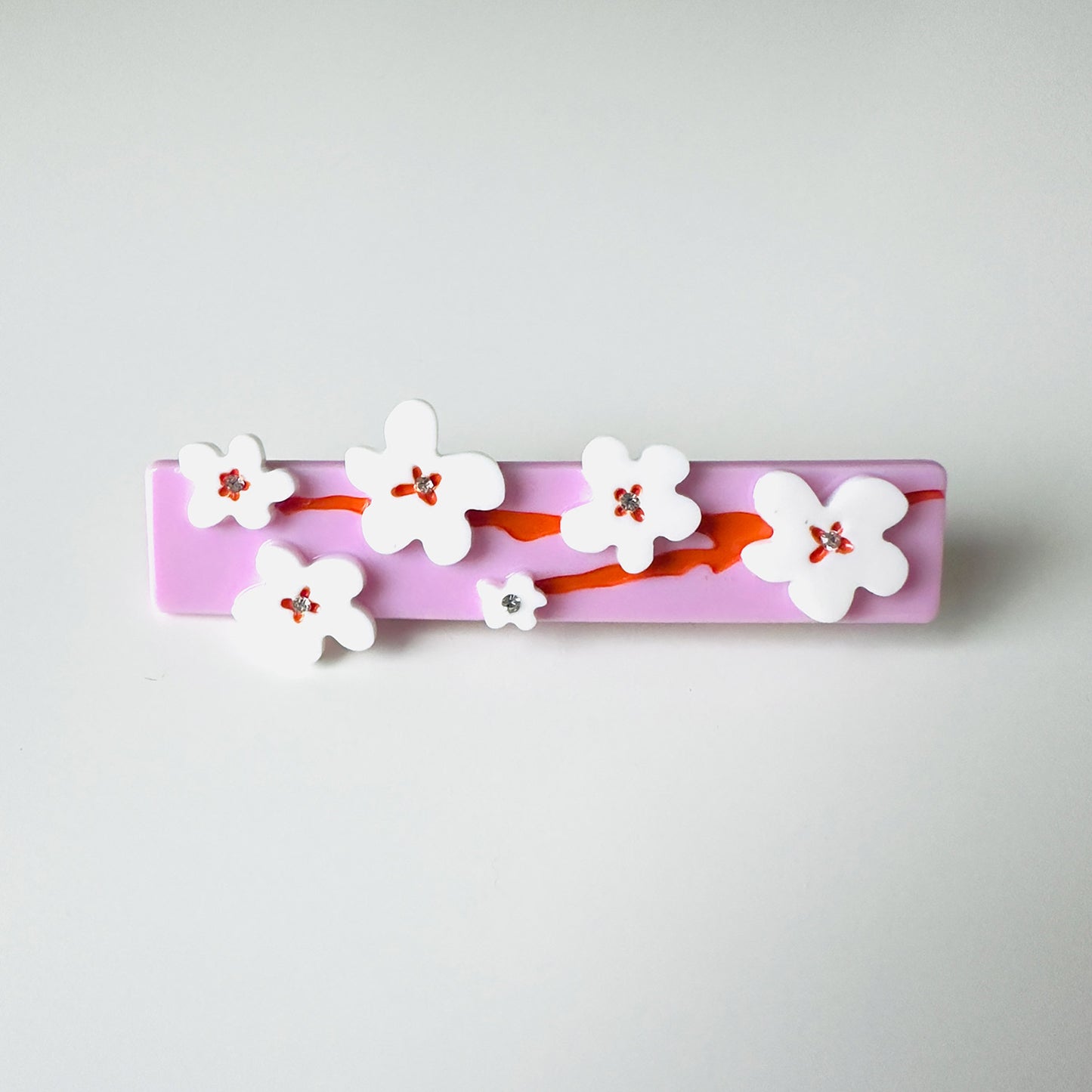 Travel to the Zen zone with Cherry blossoms Matcha hair claw, where the green tea aroma and the cherry blossoms petals transport you to japan with this delicate  fashion accessory.