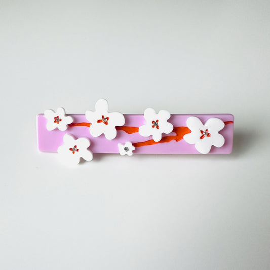 Travel to the Zen zone with Cherry blossoms Matcha hair claw, where the green tea aroma and the cherry blossoms petals transport you to japan with this delicate  fashion accessory.
