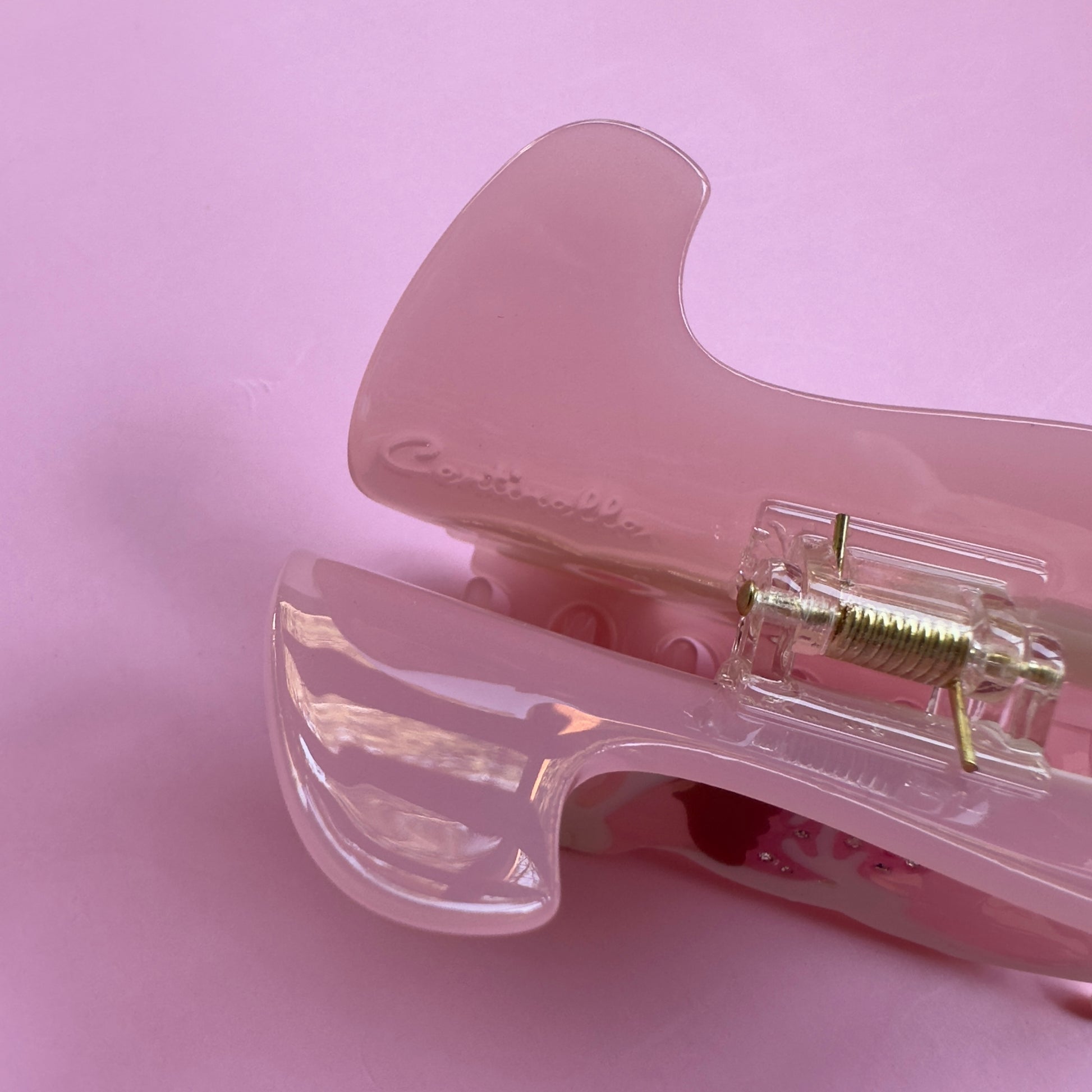A centinelle pink hair claw on a pink background.