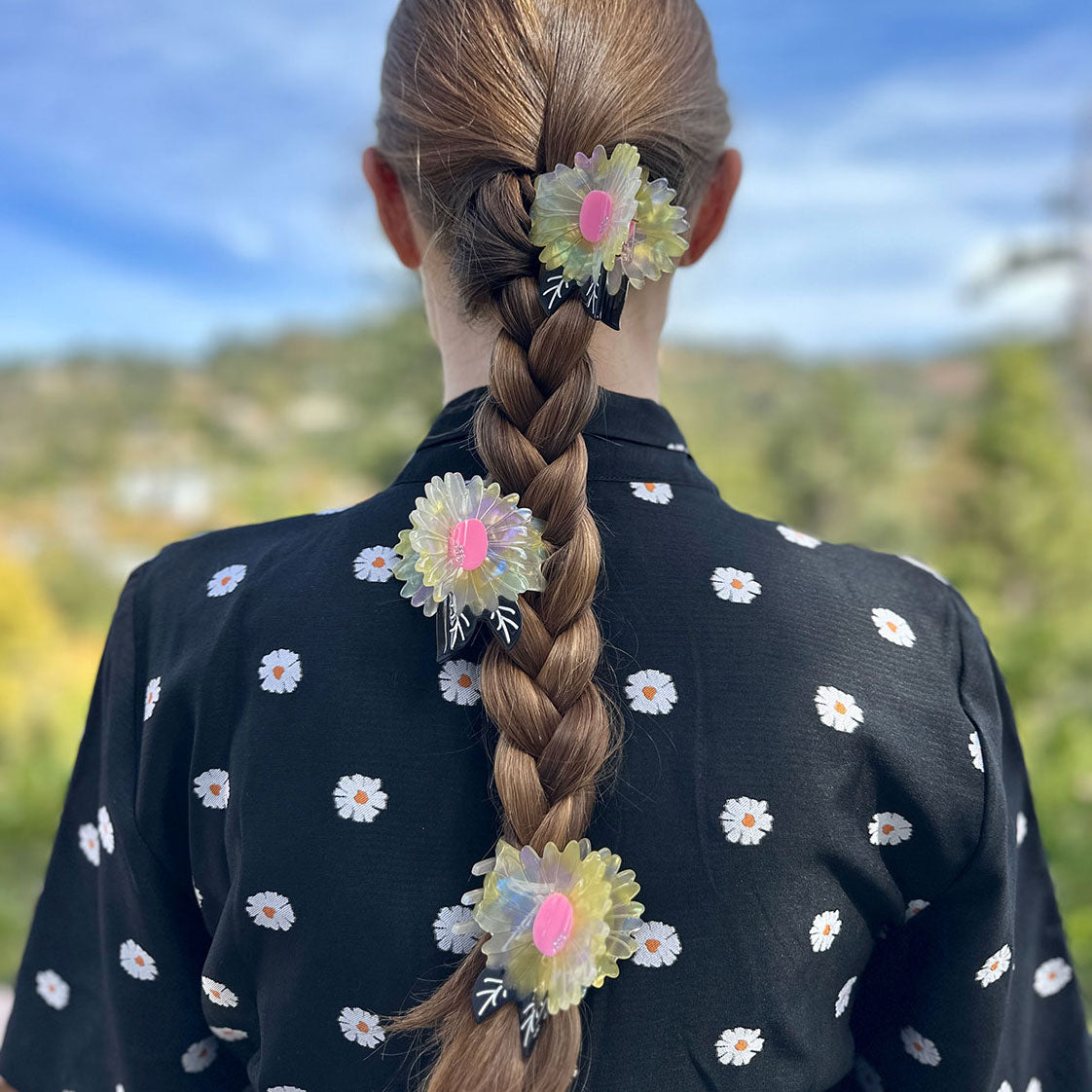 white and yellow iridiscent hair claw with pink and black, for a floral look from centinelle